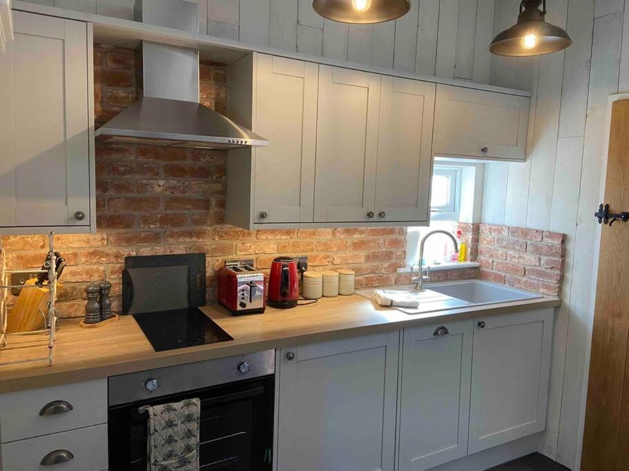 Couples Getaway, With Mountain Views/Dog Friendly Villa Crickhowell Exterior photo