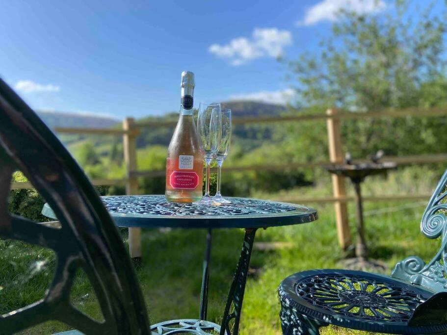 Couples Getaway, With Mountain Views/Dog Friendly Villa Crickhowell Exterior photo